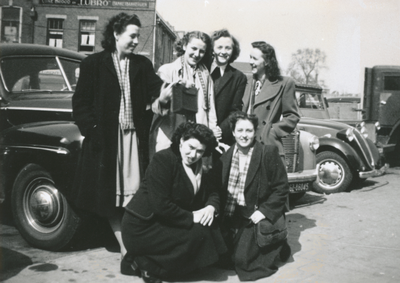 876022 Groepsportret van enkele werkneemsters van het warenhuis V&D (Lange Viestraat 5-13) te Utrecht, tijdens een ...